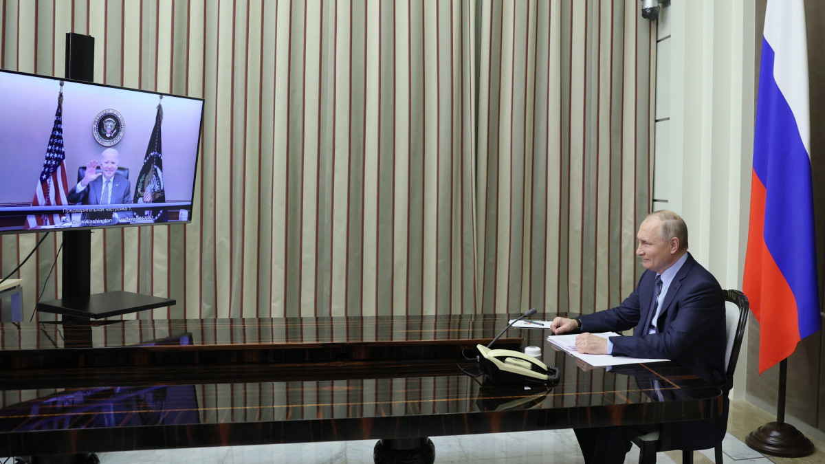 Vlagyimir Putyin orosz elnök videokonferencia keretében megbeszélést folytat Joe Biden amerikai elnökkel (a képernyőn) a szocsi Bocsarov Rucsejben 2021. december 7-én.