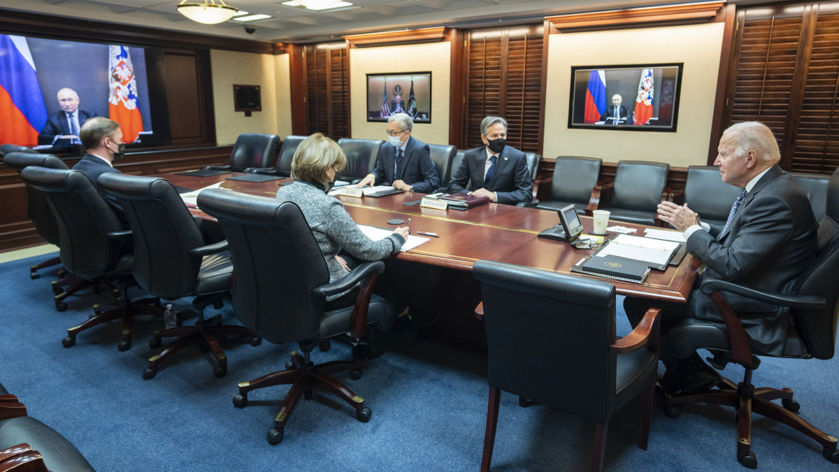 A washingtoni Fehér Ház által közreadott képen Joe Biden amerikai elnök (j) videókonferencia keretében folytat megbeszélést Vlagyimir Putyin orosz elnökkel (a kijelzőn) a washingtoni Fehér Házban 2021. december 7-én. A megbeszélésen részt vesz Jake Sullivan amerikai nemzetbiztonsági tanácsadó (b), Antony Blinken amerikai külügyminiszter (j2) és Eric Green, a nemzetbiztonsági tanács Oroszországért és Közép-Ázsiáért felelős igazgatója (j3).