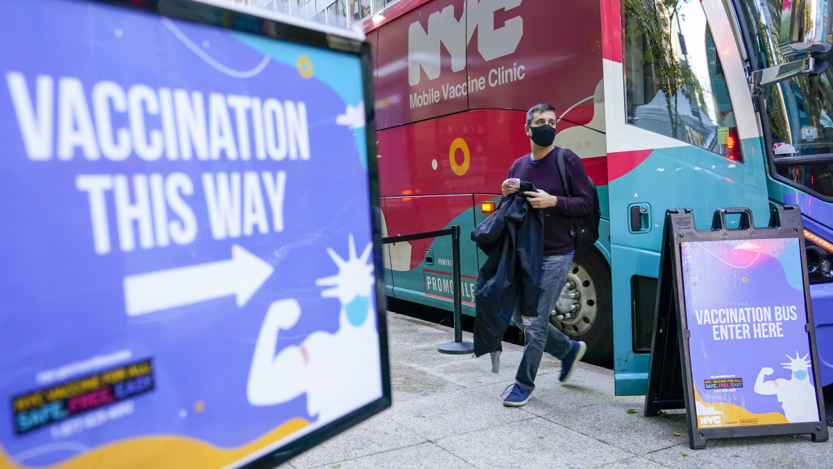 Az új koronavírus elleni oltás után távozik egy férfi egy New York-i mobil oltópontról 2021. december 6-án. A város polgármestere, Bill de Blasio bejelentette, hogy minden New York-i munkaadónak kötelezővé kell tennie az oltást az alkalmazottai számára.