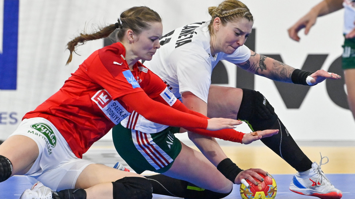 Planéta Szimonetta, a magyar (j) és Anne Mette Hansen, a dán válogatott játékosa a spanyolországi női kézilabda-világbajnokság középdöntőjének első fordulójában játszott mérkőzésen a granollersi sportcsarnokban 2021. december 8-án.
