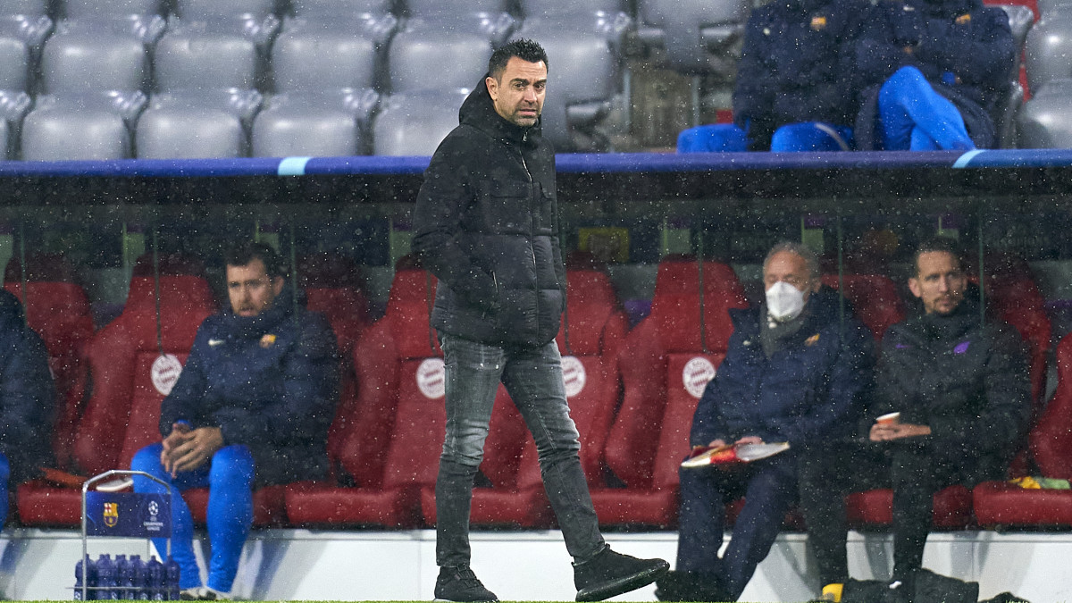 MUNICH, GERMANY - DECEMBER 08: Xavi Hernandez, Manager of FC Barcelona looks on during the UEFA Champions League group E match between FC Bayern MĂźnchen and FC Barcelona at Football Arena Munich on December 08, 2021 in Munich, Germany. (Photo by Pedro Salado/Quality Sport Images/Getty Images)