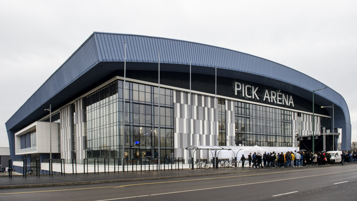 A Pick Aréna, Szeged új multifunkciós sportcsarnoka az átadóünnepség napján, 2021. december 9-én. A Pick Aréna a vidék legnagyobb kézilabdacsarnoka, melyhez edzőpálya, és az akadémistákat kiszolgáló létesítmény is kapcsolódik. Az új sportcsarnok a 2022. januári magyar-szlovák közös rendezésű felnőtt férfi kézilabda Európa-bajnokság egyik helyszínéül szolgál majd.