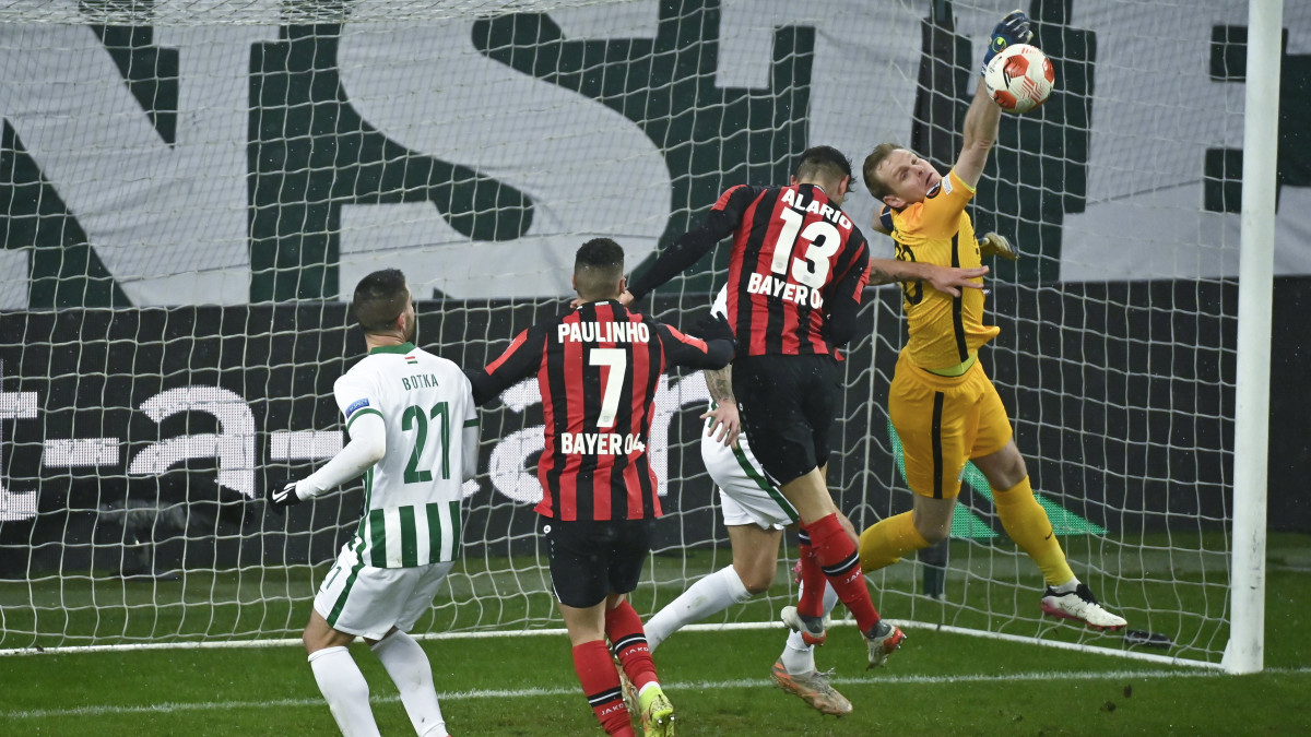 Dibusz Dénes ferencvárosi kapus véd az Európa-liga csoportkörében, a G csoport hatodik fordulójában a Bayer Leverkusen ellen játszott mérkőzésen a Groupama Arénában 2021. december 9-én.
