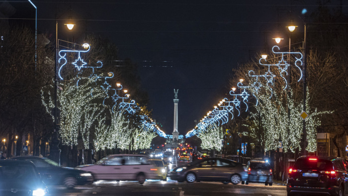 Újfajta díszkivilágítást szereltek fel idén Budapest több pontján - fotók