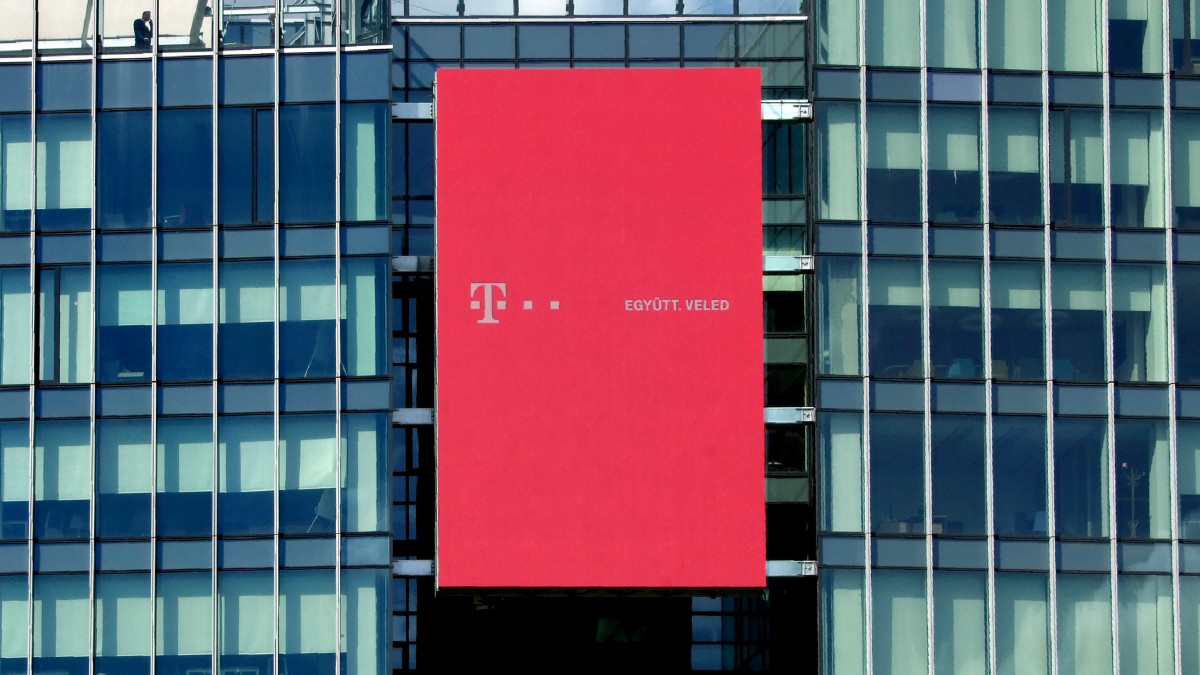 A Magyar Telekom Nyrt. és a T-Systems közös új, modern székházának épülete hatalmas reklámkivetítővel a Könyves Kálmán körúton. MTVA/Bizományosi: Jászai Csaba  *************************** Kedves Felhasználó!