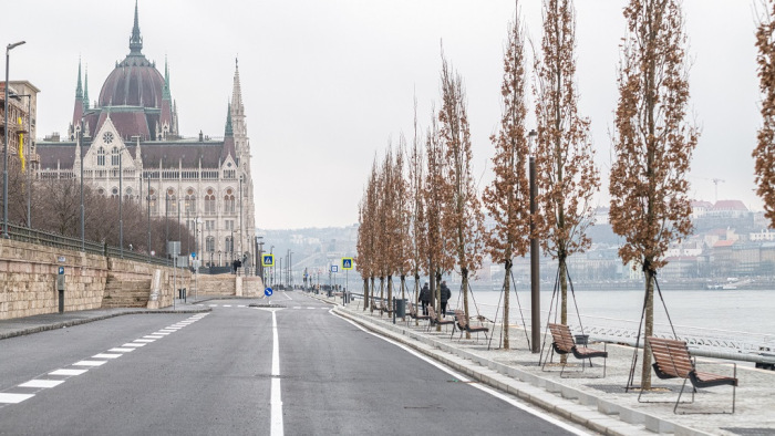 Megújult a pesti Duna-part belvárosi szakasza – de autóval továbbra sem járható