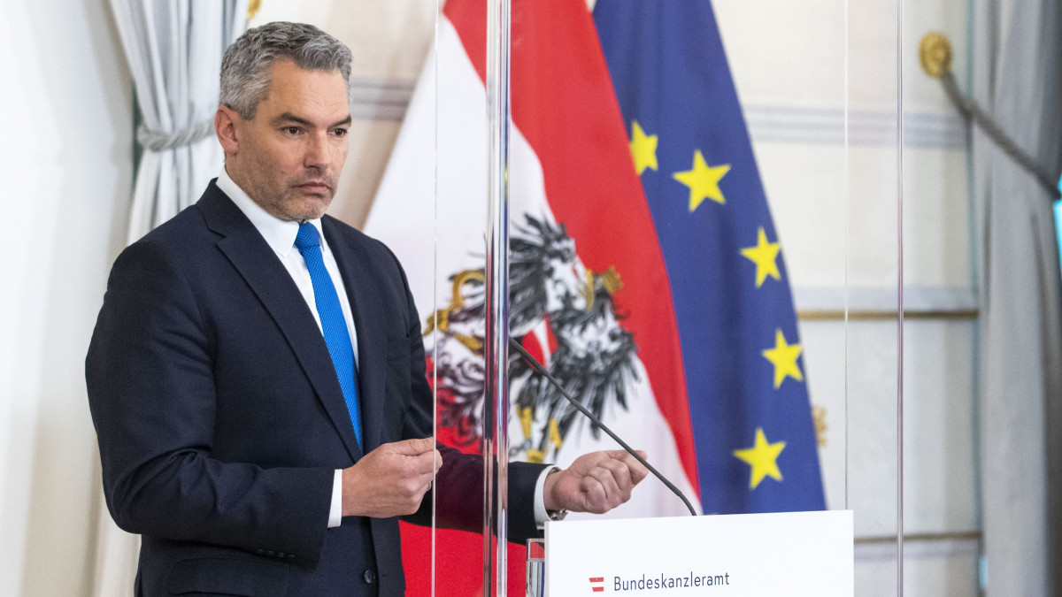 Karl Nehammer új osztrák kancellár sajtótájékoztatót tart Bécsben 2021. december 7-én.