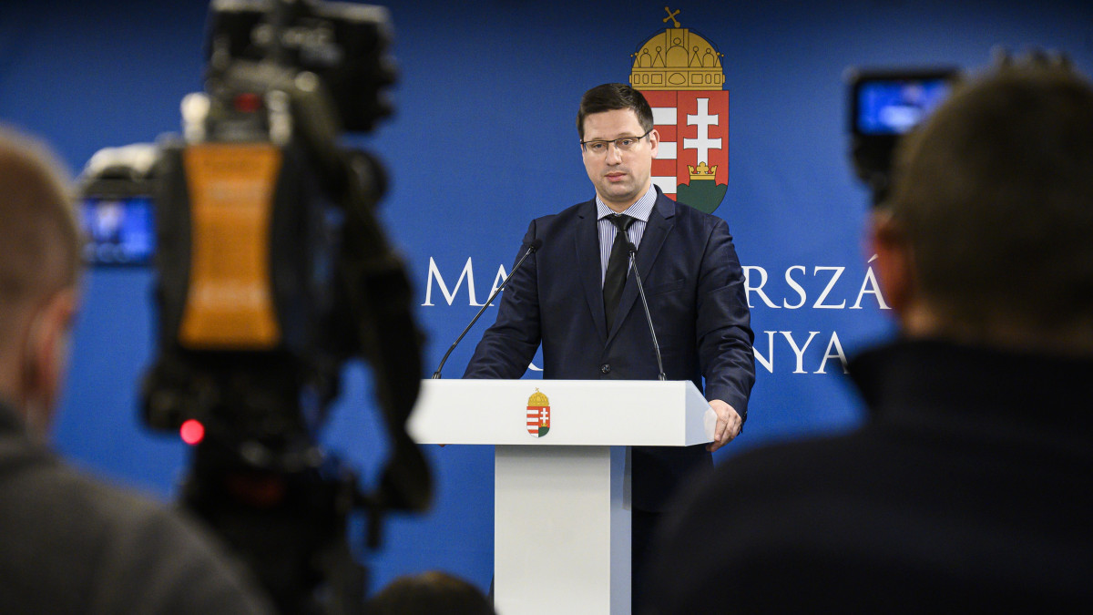 Gulyás Gergely Miniszterelnökséget vezető miniszter sajtótájékoztatót tart az Alkotmánybíróság (Ab) migrációval kapcsolatos döntéséről a Miniszterelnökségen 2021. december 10-én. A miniszter elmondta, az Ab friss határozata világos irányt ad a magyar migrációs politikának, mindenben alátámasztja a kormány eddigi döntéseit és lehetőséget ad teljes körű végrehajtásukra.