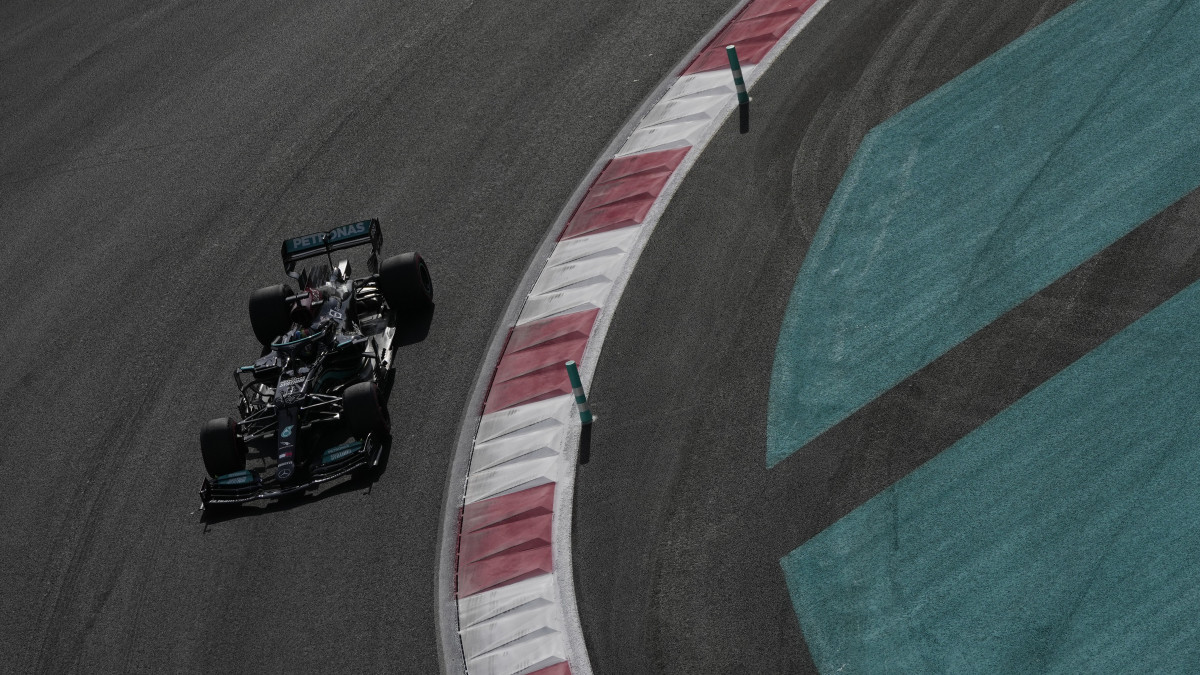 Lewis Hamilton, a Mercedes brit versenyzője a Forma-1-es autós gyorsasági világbajnokság abu-dzabi futamának első szabadedzésén a Yas Marina versenypályán 2021. december 10-én. Az idényzáró futamon a címvédő és hétszeres vb-győztes Lewis Hamilton a holland Max Verstappennel küzd a világbajnoki címért.