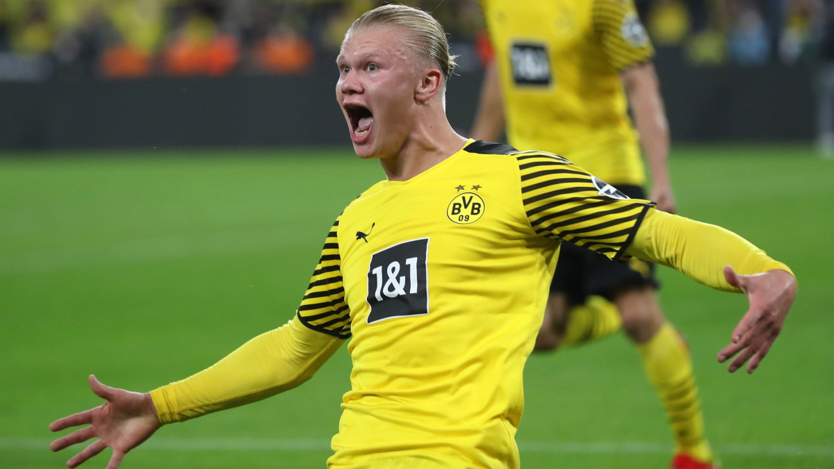 Erling Haaland, a Borussia Dortmund játékosa, miután megszerezte a győztes gólt a TSG 1899 Hoffenheim ellen a német első osztályú labdarúgó-bajnokságban játszott 2021. augusztus 27-i mérkőzésen Dortmundban.