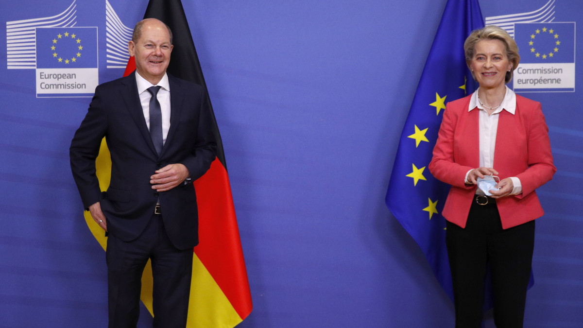 Ursula von der Leyen, az Európai Bizottság elnöke Olaf Scholz új német kancellárt fogadja Brüsszelben 2021. december 10-én.