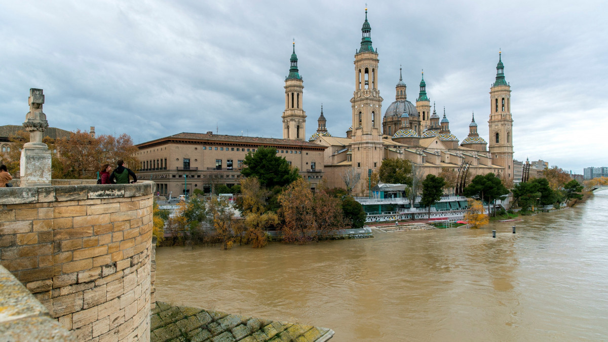 Árad az Ebro folyó az észak-spanyolországi Zaragozában 2021. december 10-én.
