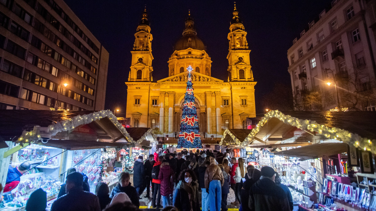 Az Advent Bazilika karácsonyi vásár a Szent István-bazilika előtti Szent István téren 2021. november 28-án.