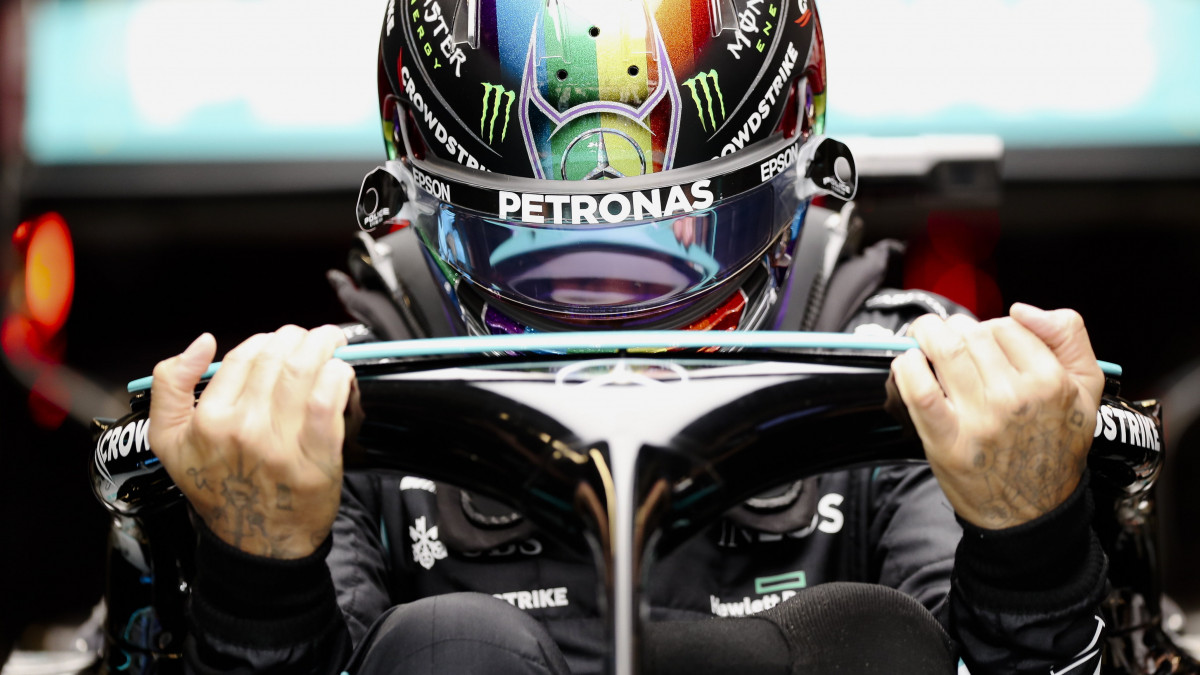 Lewis Hamilton, a Mercedes brit versenyzője a Forma-1-es autós gyorsasági világbajnokság abu-dzabi futamának második szabadedzése előtt a Yas Marina versenypályán 2021. december 10-én. Az idényzáró futamon a címvédő és hétszeres vb-győztes Lewis Hamilton a holland Max Verstappennel küzd a világbajnoki címért.