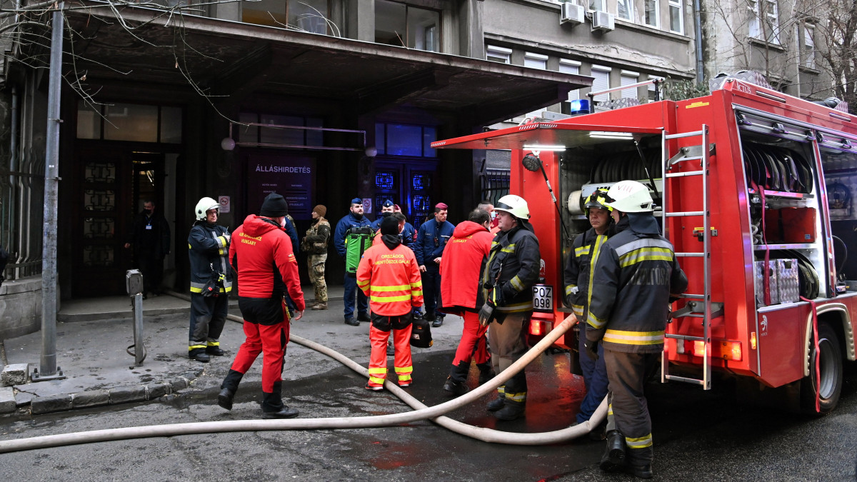 Tűzoltók dolgoznak a Péterfy Sándor utcai kórház és rendelőintézet előtt 2021. december 11-én, miután tűz ütött ki az épületben. Az alagsorban egy 9 négyzetméteres helyiségben használaton kívüli tárgyak gyulladtak meg. A tüzet eloltották.