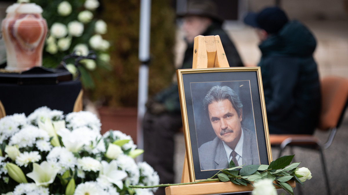 Oszter Sándor portréja a Kossuth- és Jászai Mari-díjas színész temetésén a Farkasréti temetőben 2021. december 11-én. A művész 73 éves korában, október 29-én hunyt el.
