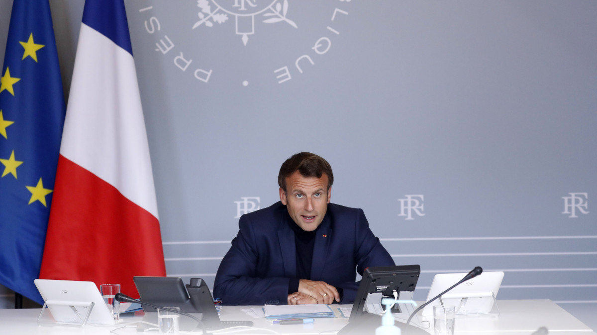 Emmanuel Macron francia elnök videokonferencia keretében tárgyal a La Reunion, Mayotte és Saint Pierre et Miquelon tengeren túli francia területek vezetőivel a koronavírus-járvány elleni védekezésről a párizsi államfői rezidencián, az Elysée-palotában 2020. április 30-án.