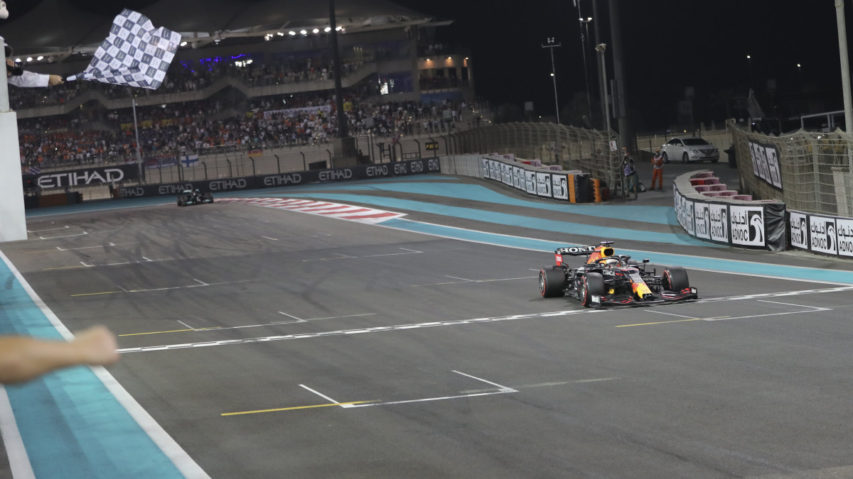 Max Verstappen, a Red Bull holland versenyzője megnyeri a Forma-1-es autós gyorsasági világbajnokság abu-dzabi futamát a Yas Marina versenypályán 2021. december 12-én. Max Verstappen lett a Forma-1 idei világbajnoka, miután a címvédő Lewis Hamiltont az utolsó körben megelőzve elsőként ért célba.