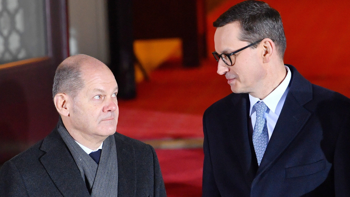 Mateusz Morawiecki lengyel kormányfő (j) és Olaf Scholz új német kancellár a varsói miniszterelnöki hivatalban tartott fogadási ünnepségen 2021. december 12-én.