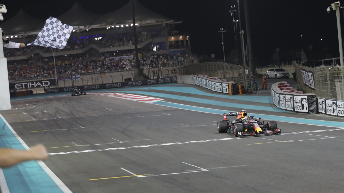 Max Verstappen, a Red Bull holland versenyzője megnyeri a Forma-1-es autós gyorsasági világbajnokság abu-dzabi futamát a Yas Marina versenypályán 2021. december 12-én. Max Verstappen lett a Forma-1 idei világbajnoka, miután a címvédő Lewis Hamiltont az utolsó körben megelőzve elsőként ért célba.