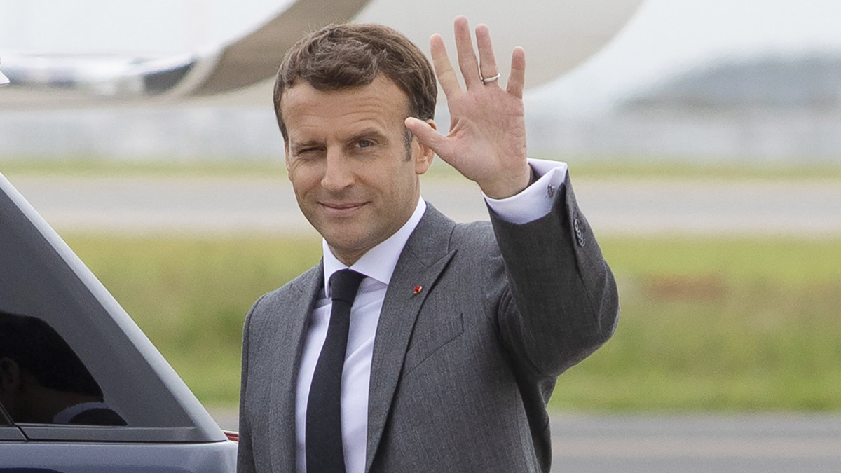Emmanuel Macron francia elnök érkezik a világ iparilag legfejlettebb hét államát tömörítő csoport, a G7 csúcstalálkozójára Newquay repülőterén 2021. június 11-én, a csúcstalálkozó nyitónapján.