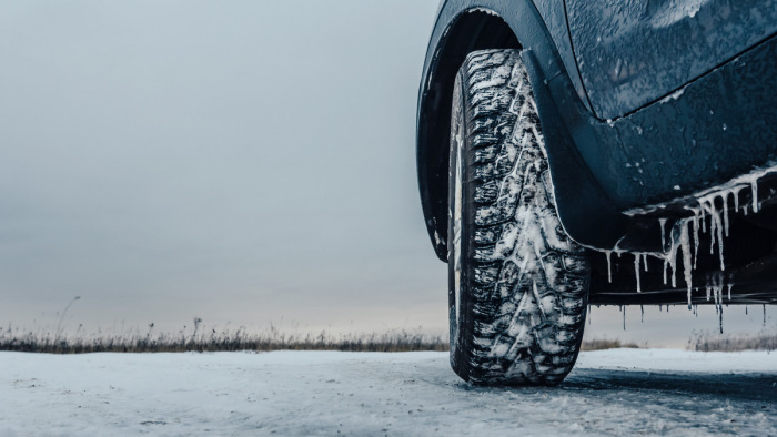 Ezekkel nem árt tisztában lenni – tippek a biztonságos téli autózásért