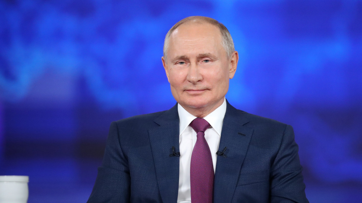 Vlagyimir Putyin orosz elnök (k) a Kérdések és válaszok elnevezésű éves interaktív televíziós fórumon válaszol a lakosság kérdéseire a moszkvai Világkereskedelmi Központ stúdióban 2021. június 30-án.