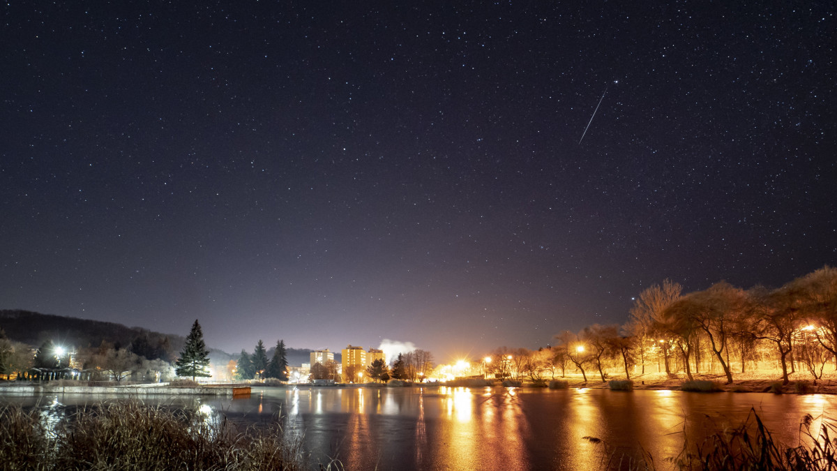 Meteor látszik az égbolton a salgótarjáni Beszterce-lakótelep felett 2021. december 14-én hajnalban, a Geminidák meteorraj maximumának közelében.
