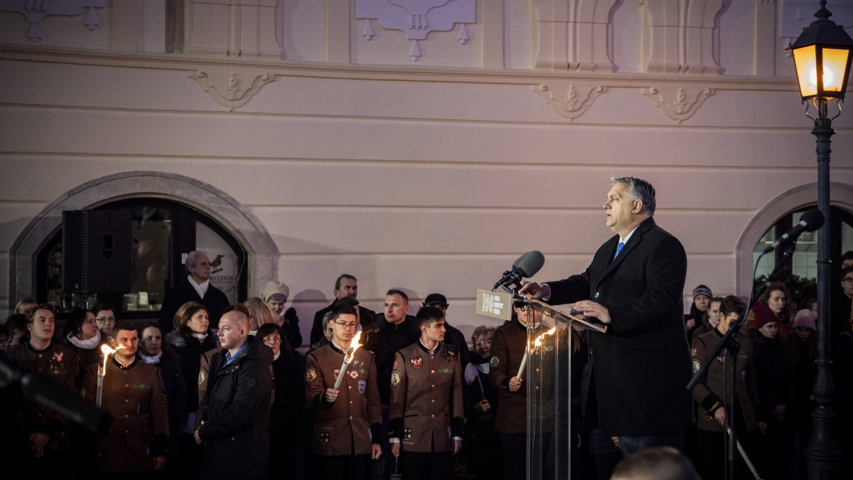 A Miniszterelnöki Sajtóiroda által közreadott képen Orbán Viktor miniszterelnök beszédet mond a Hűség napja ünnepi megemlékezésen Sopronban 2021. december 14-én. Száz éve a város lakói népszavazáson úgy döntöttek, hogy Magyarországhoz kívánnak tartozni, nem pedig Ausztriához.