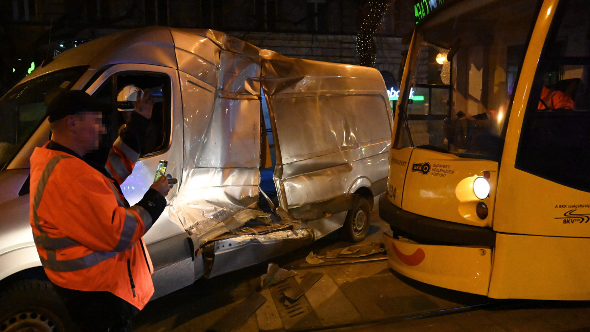 Baleset következtében kisiklott villamos és összetört mikrobusz Budapest VII. kerületében, az Erzsébet körút és a Dob utca kereszteződésében, a 4-es és a 6-os villamos vonalán 2021. december 14-én. Egy ember megsérült.