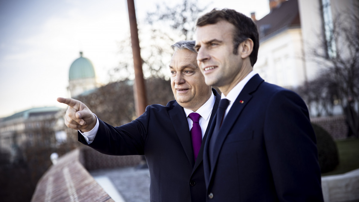 A Miniszterelnöki Sajtóiroda által közreadott képen Orbán Viktor miniszterelnök (b) fogadja Emmanuel Macron francia köztársasági elnököt a Karmelita kolostorban 2021. december 13-án.