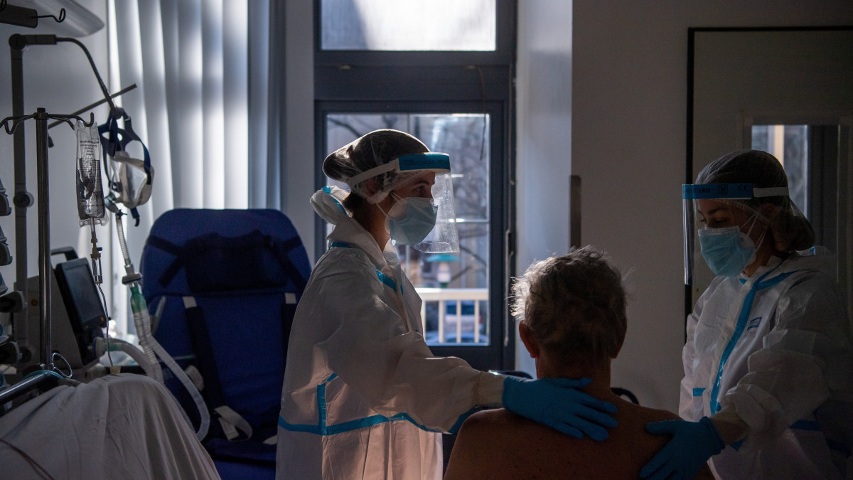 Védőfelszerelést viselő gyógytornászok a fővárosi Szent László Kórház koronavírussal fertőzött betegek fogadására kialakított intenzív osztályán 2021. december 13-án.