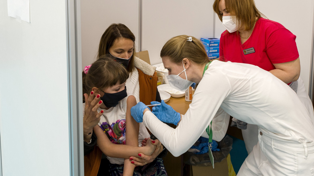 Egy lányt beoltanak a német-amerikai fejlesztésű Pfizer-BioNTech koronavírus elleni oltóanyag, a Comirnaty-vakcina gyerekek oltására alkalmas változatával a győri Petz Aladár Megyei Oktató Kórház oltópontján 2021. december 15-én. Ezen a napon országosan megkezdődött az 5-11 év közötti gyermekek immunizálása, az érintett korosztályból első körben 69 ezren kaphatják meg a vakcinát.