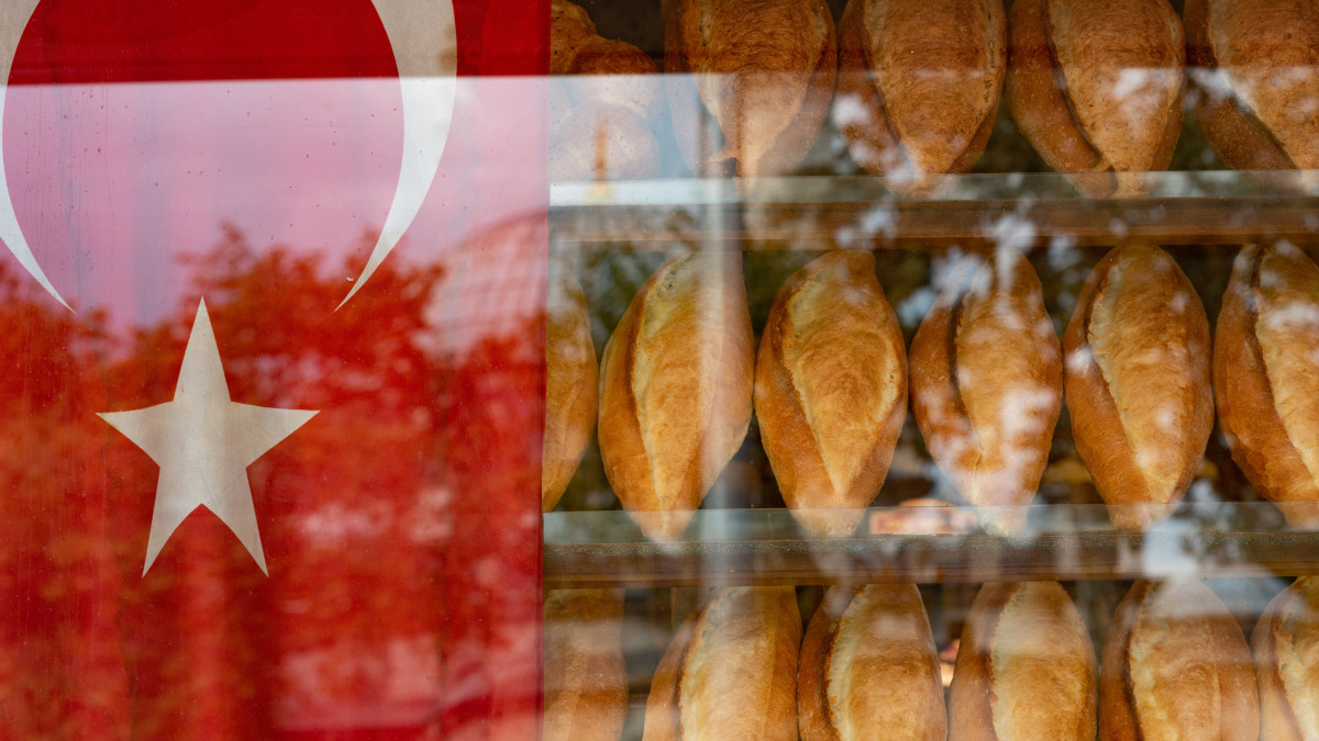 ISTANBUL, TURKEY - 2021/10/12: Traditional Turkish bread loaves for sale inside a typical bakery window beside a Turkish flag. (Photo by John Wreford/SOPA Images/LightRocket via Getty Images)