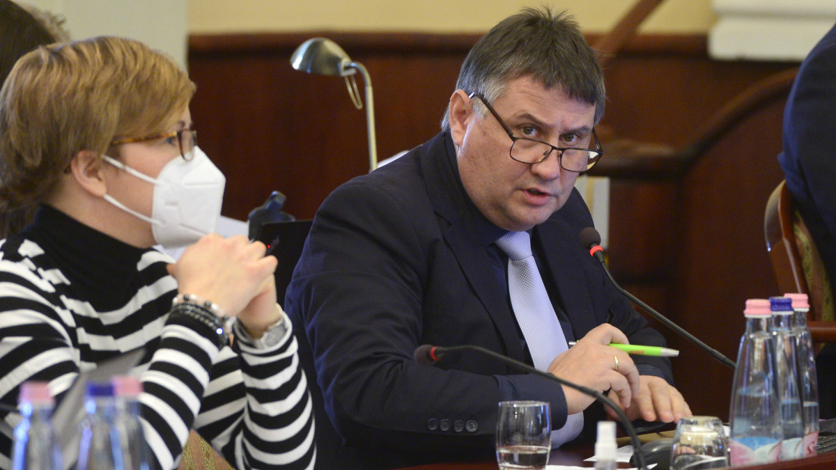 Kovács Péter (Fidesz-KDNP), a XVI. kerület polgármestere felszólal a Budapest, Főváros Önkormányzata 2022. évi összevont költségvetéséről szóló vitában, mellette Hassay Zsófia, a Fidesz-KDNP képviselője a Fővárosi Közgyűlés ülésén a Városházán 2021. december 15-én.