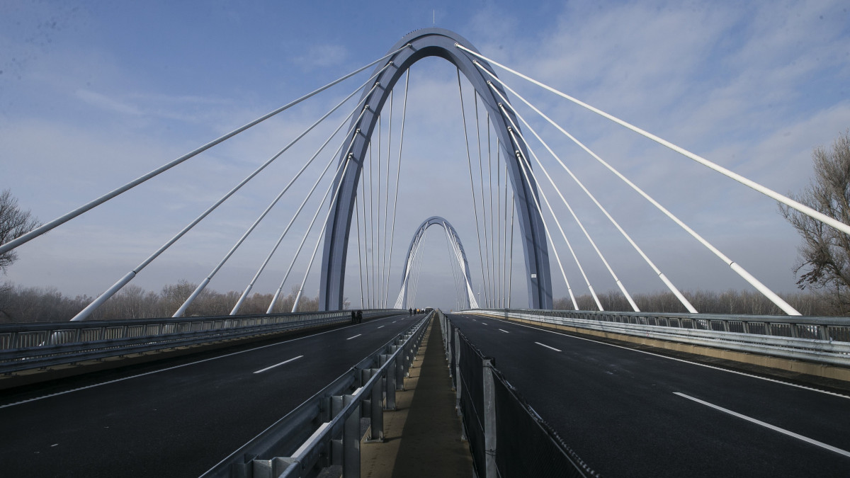 Az új tiszaugi Tisza-híd az átadás napján, 2021. december 15-én.