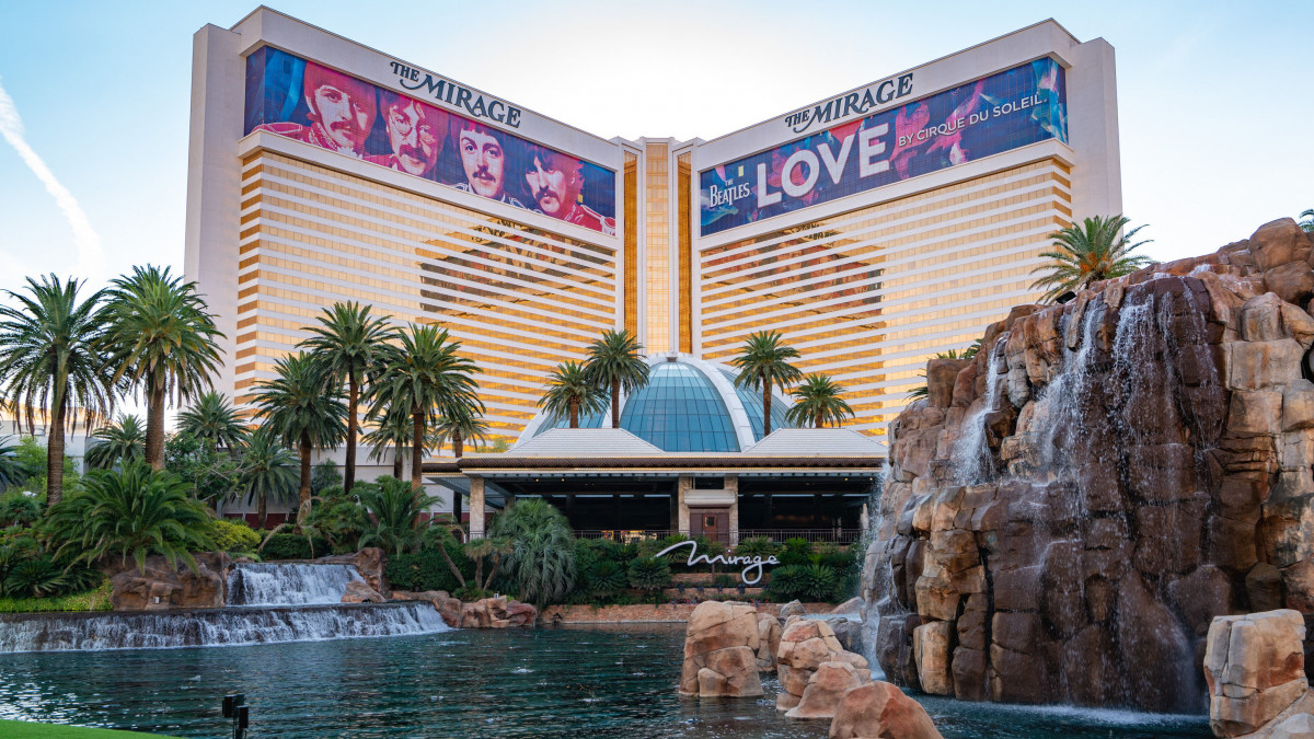 LAS VEGAS, NV - AUGUST 17: General views of The Mirage hotel and casino, temporarily closed due to COVID-19 on August 17, 2020 in Las Vegas, Nevada.  (Photo by AaronP/Bauer-Griffin/GC Images)