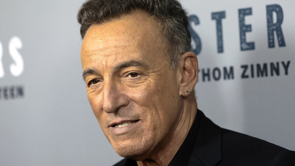 Bruce Springsteen amerikai rockzenész, a pályafutásáról készült Western Stars című dokumentumfilm társrendezője az alkotás különvetítésén a New York-i Metrograph Filmszínházban 2019. október 16-án.