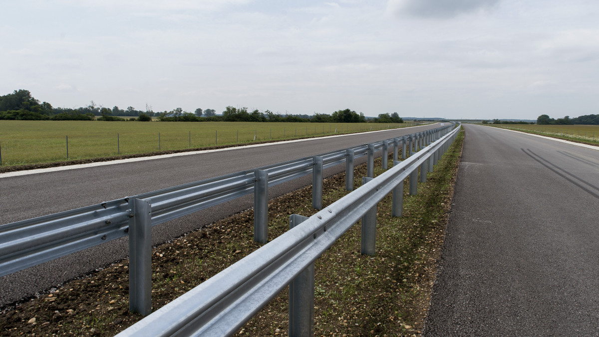 Az M85-ös kétszer kétsávos gyorsforgalmi út Csorna és Sopron között épülő szakasza Csorna közelében 2020. június 17-én. Az 57 kilométert érintő beruházás 2020 végére fejeződik be.