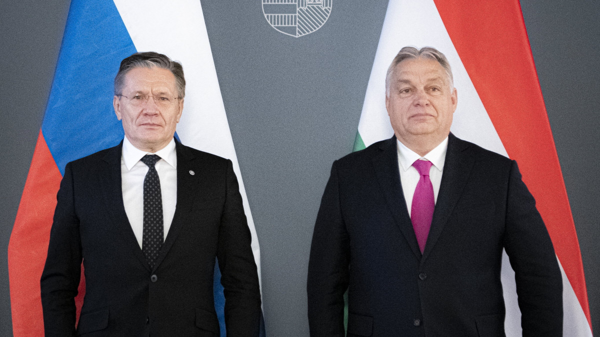 A Miniszterelnöki Sajtóiroda által közreadott képen Orbán Viktor miniszterelnök (j) fogadja Alekszej Lihacsovot, a Roszatom orosz állami atomenergetikai konszern vezérigazgatóját (b) a Karmelita kolostorban 2021. december 17-én. A megbeszélésen részt vett Szijjártó Péter külgazdasági és külügyminiszter, valamint Süli János, a Paks II. projektért felelős miniszter is.