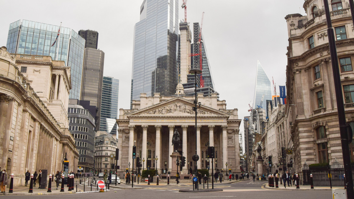 LONDON, UNITED KINGDOM - 2021/12/14: General view of the Bank of England, the Royal Exchange and the streets outside Bank station in the City of London, the capitals financial district. (Photo by Vuk Valcic/SOPA Images/LightRocket via Getty Images)
