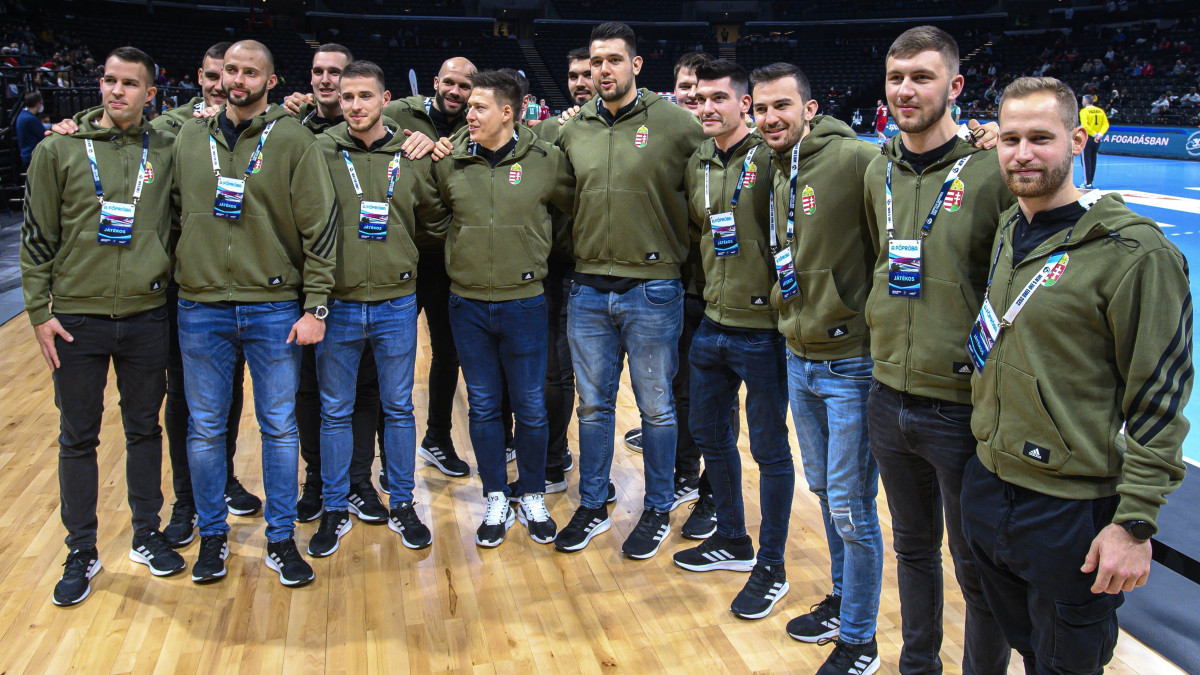 A jelenlegi férfi kézilabda-válogatott tagjai az All-Star gálamérkőzésen, az újonnan átadott Budapesti Kézilabda Arénában 2021. december 16-án.