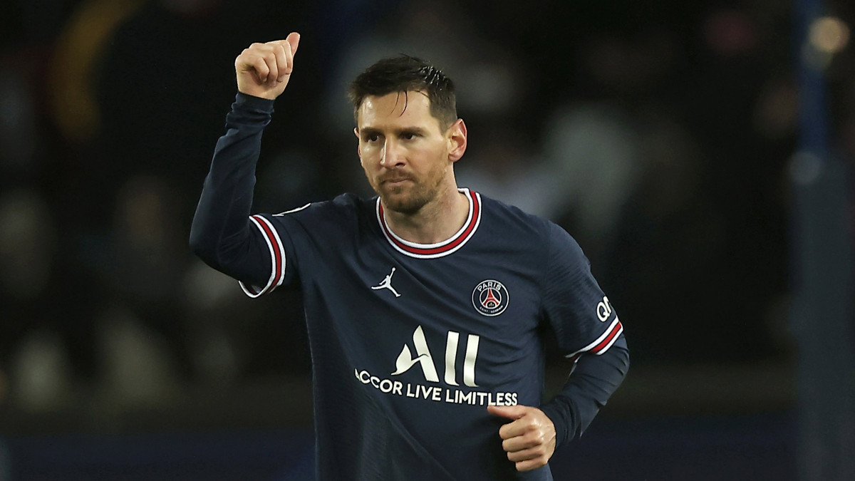 Lionel Messi, a Paris Saint-Germain játékosa, miután 11-esből berúgta csapata negyedik gólját a Club Brugge ellen a labdarúgó Bajnokok Ligája csoportkörében, az A csoport utolsó, hatodik fordulójában a párizsi Parc des Princes Stadionban 2021. december 7-én.