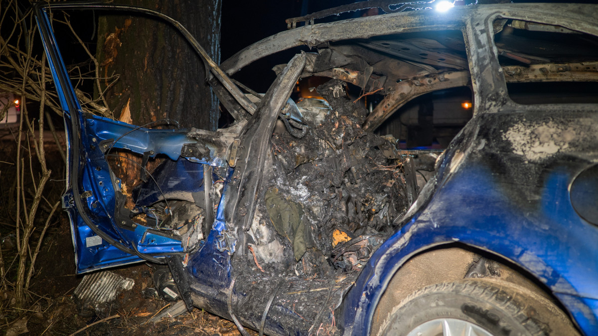 Kiégett személygépkocsi Jánoshalma külterületén 2021. december 19-én. Az autó jelenleg ismeretlen okból letért az útról, fának hajtott, majd kigyulladt. Vezetője a lángoló kocsiban lelte halálát.