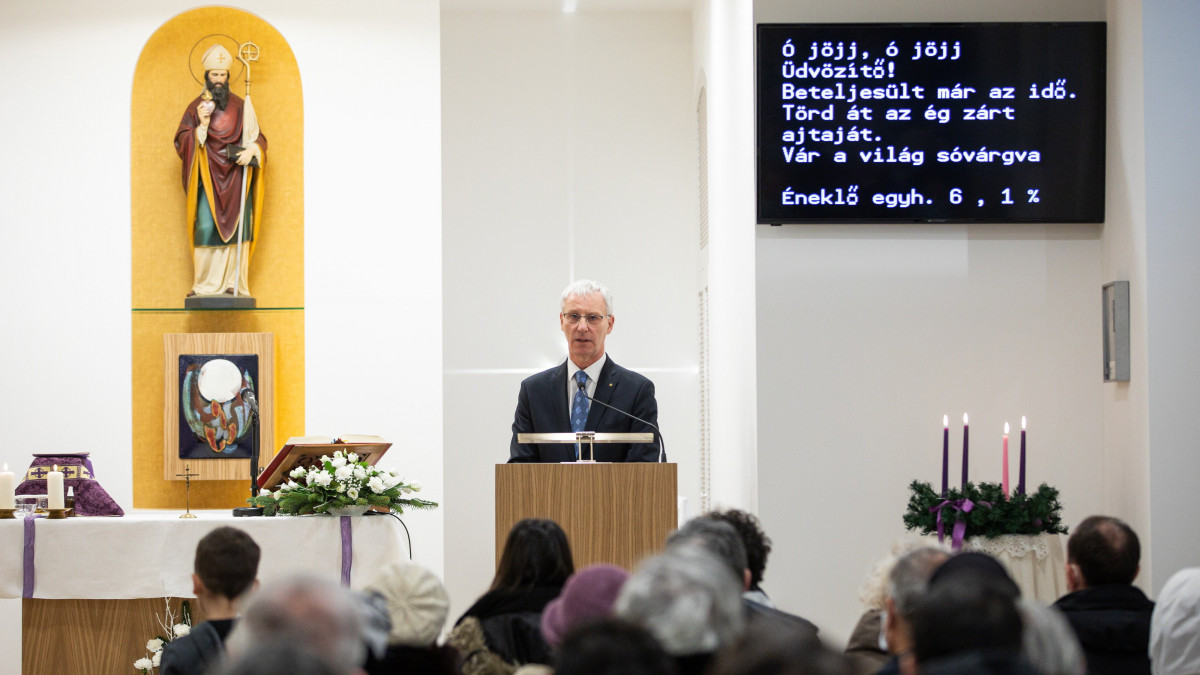 Soltész Miklós, a Miniszterelnökség egyházi és nemzetiségi kapcsolatokért felelős államtitkára beszédet mond a felújított premontrei rend újlipótvárosi Szent Ágoston kápolnájában 2021. december 19-én.