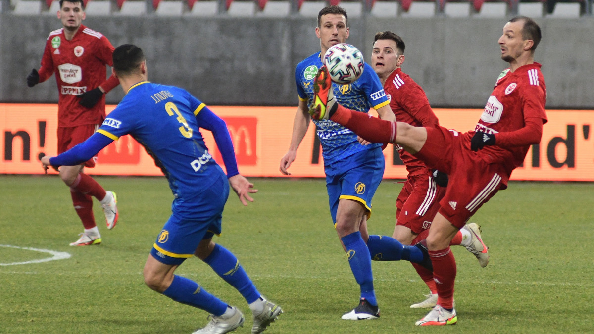 Van Nieff Yoell, a Puskás Akadémia (b3) Bumba Claudiu-Vasile (j2) és Masenovic Jasmin, a Kisvárda (j) játékosai a labdarúgó OTP Bank Liga 17. fordulójában játszott Kisvárda Master Good-Puskás Akadémia mérkőzésen Kisvárdán 2021. december 19-én.
