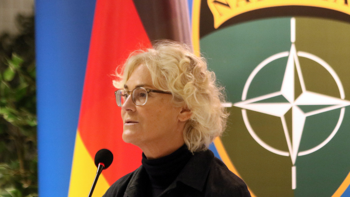 Christine Lambrecht német védelmi miniszter sajtótájékoztatót tart, miután megbeszélést folytatott Arvydas Anusauskas litván hivatali partnerével a regionális biztonsági helyzetről a litvániai Ruklában működő katonai támaszponton 2021. december 19-én.