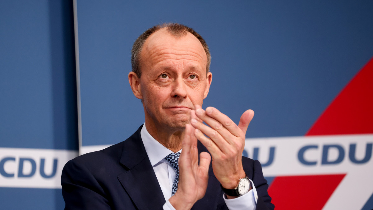 A német Kereszténydemokrata Unió (CDU) belső szavazásán a párt elnökének megválasztott Friedrich Merz a párt berlini székházában tartott sajtótájékoztatón 2021. december 17-én.
