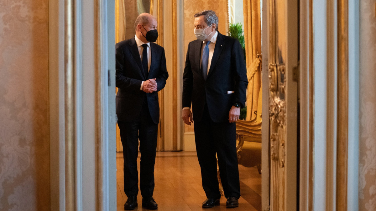 Mario Draghi olasz miniszterelnök (j) és Olaf Scholz új német kancellár sajtóértekezletük helyszínére tart a római kormányfői hivatalban, a Chigi-palotában 2021. december 20-án.