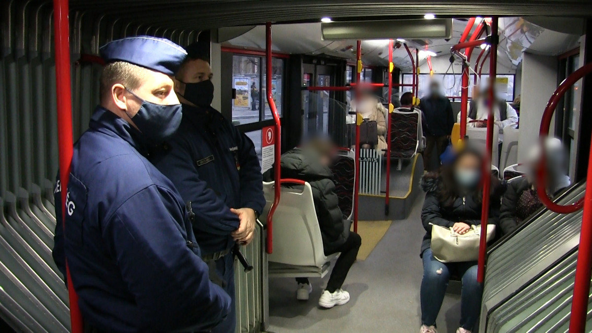 A metró és villamos után most a trolit lepték el a fővárosi rendőrök – videó